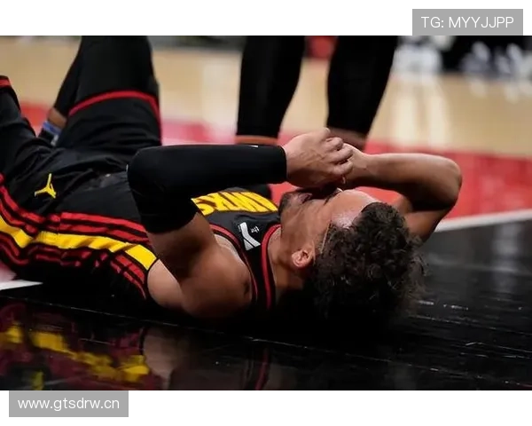 特雷·杨挡拆造错位提升效率，关键时刻得分能力拉开差距